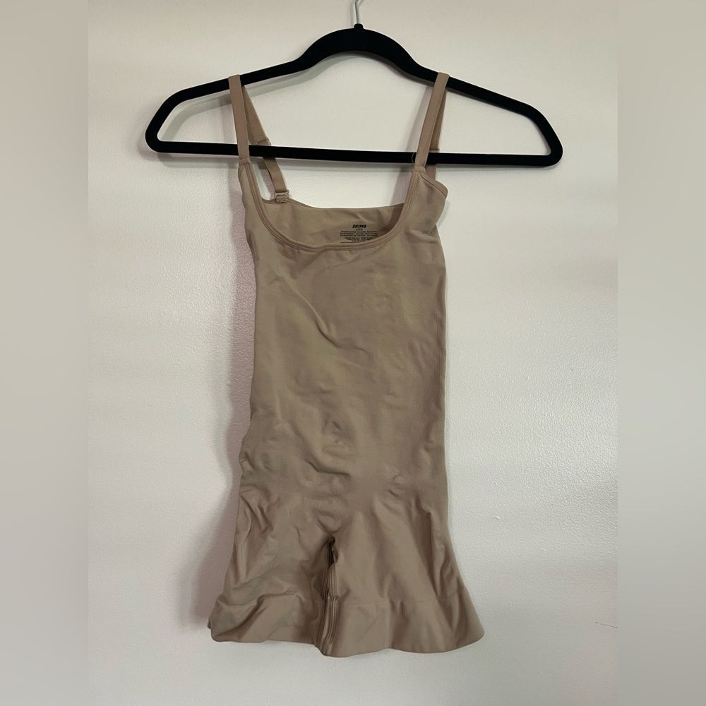 Skims‎ Sculpting Bodysuit in Beige - Size Large